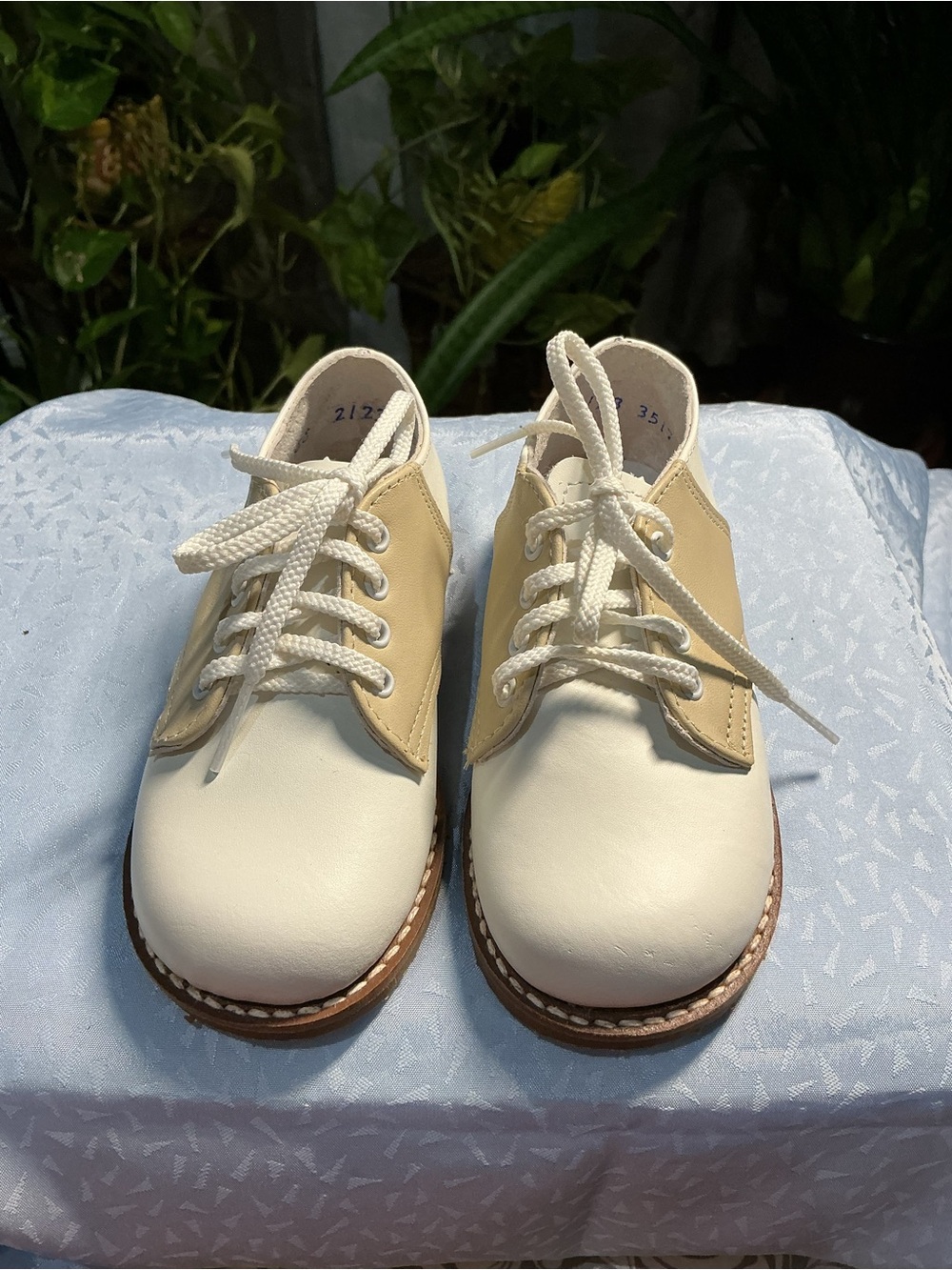 Classic Kids Two-Tone leather Lace-Up Dress Shoes in Cream and Tan